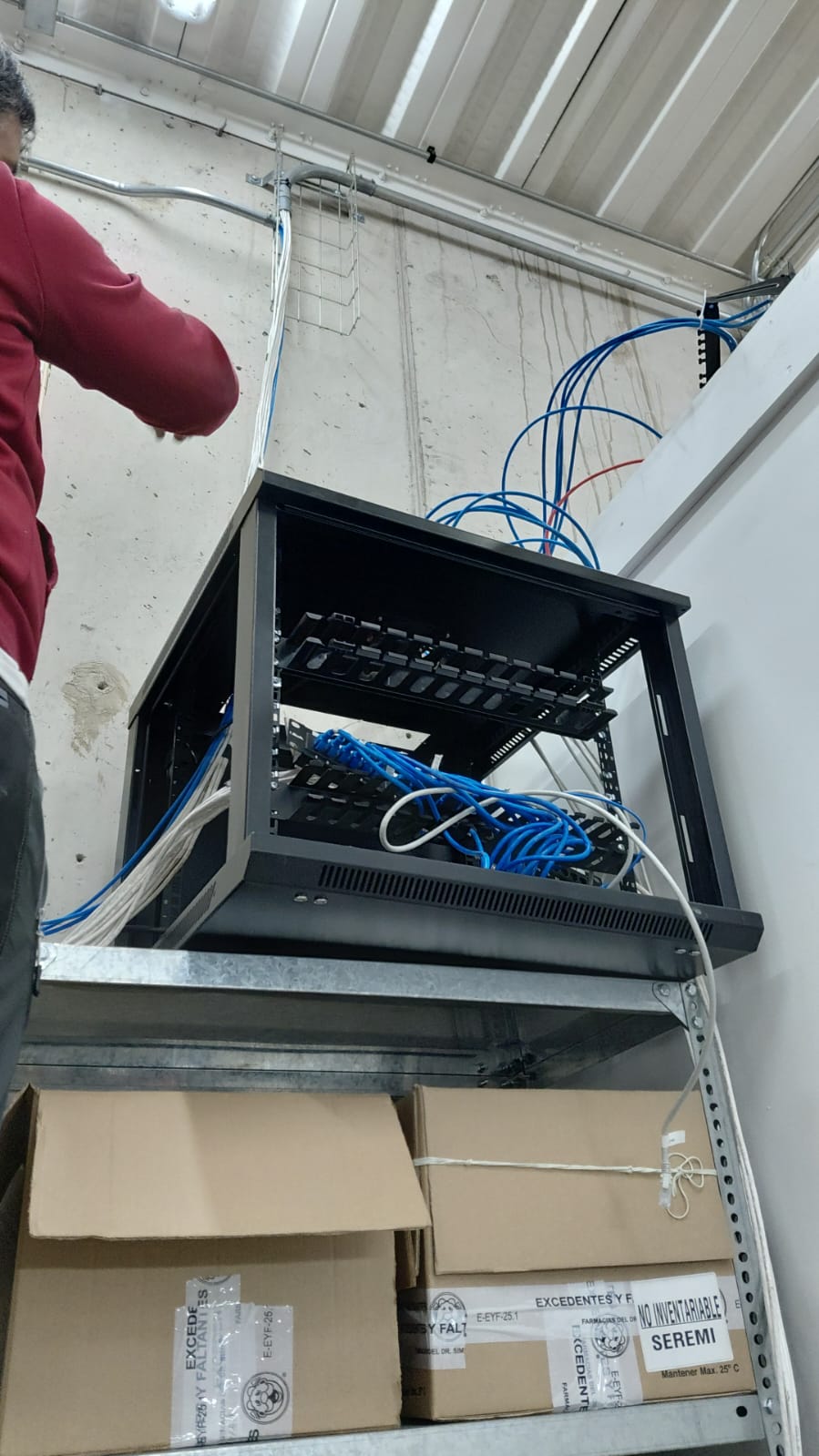 Traslado de switches y patch panels del rack de comunicaciones