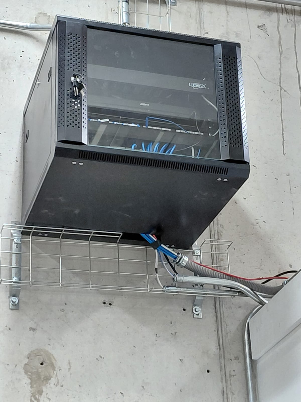 Detalle del rack y bandeja de cables tras el traslado de red